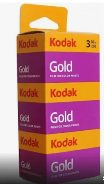 Una caja amarilla y morada de película dorada Kodak