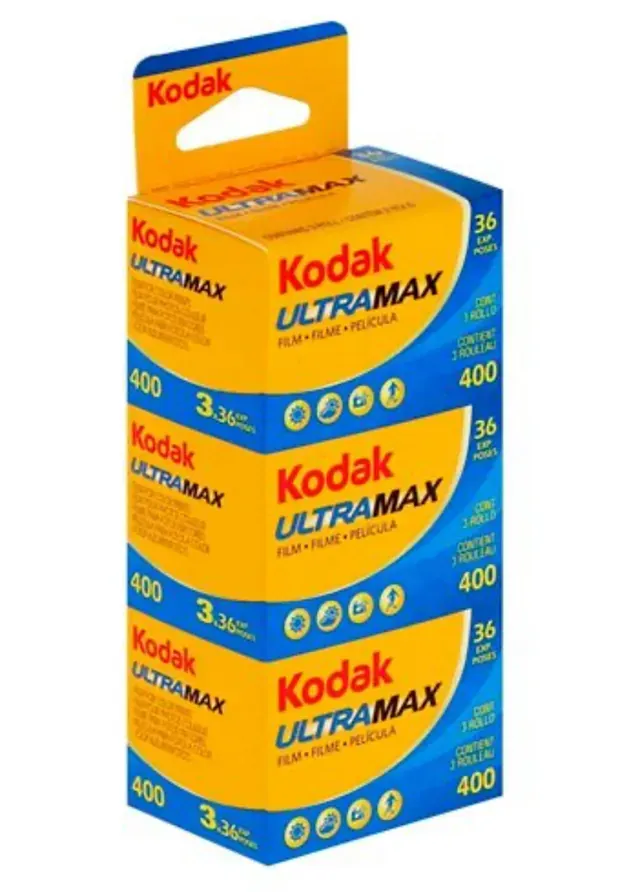 Una caja de película Kodak Ultramax está apilada una encima de otra.
