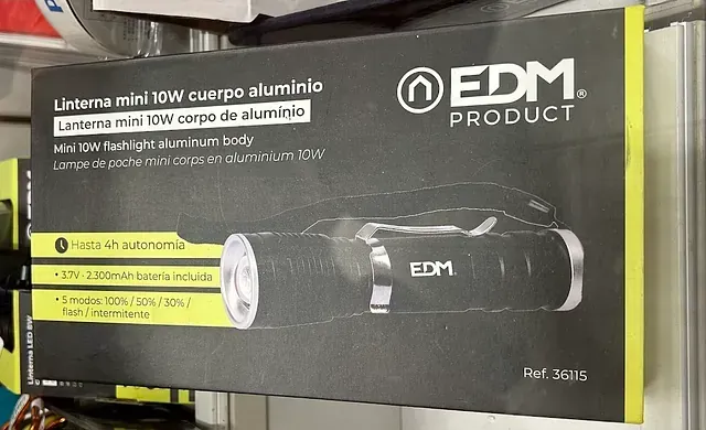 Una linterna de producto EDM se exhibe en una tienda