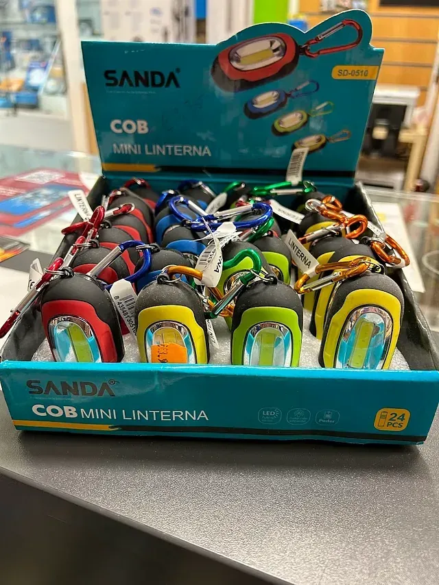 Una caja de mini linternas de mazorca de arena sobre una mesa.