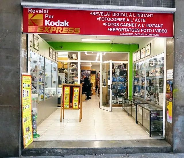 Un escaparate con un cartel de Kodak Express encima.