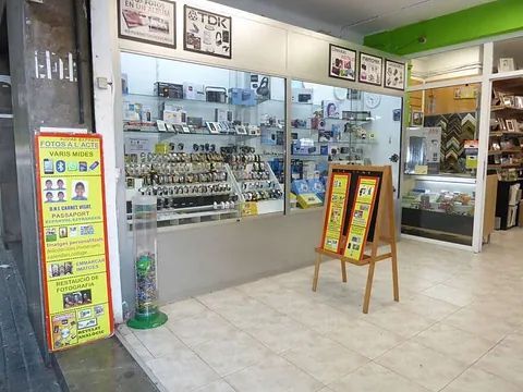 Un frente de tienda con un cartel que dice 'alquiler'.