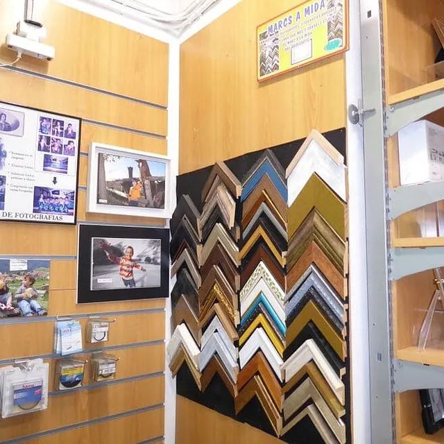 Una habitación con un tablero de anuncios que dice Marco a Mola.