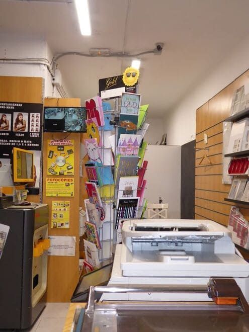Una tienda con una impresora y una exhibición de tarjetas de felicitación.