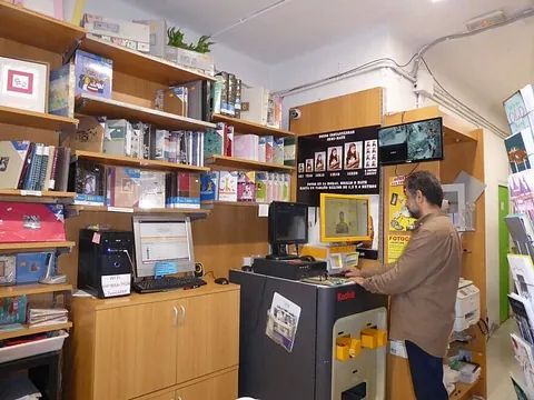 Un hombre está trabajando en una máquina Kodak en un estudio fotográfico.