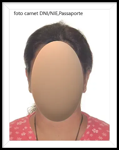Una fotografía de una mujer sin rostro en un marco.