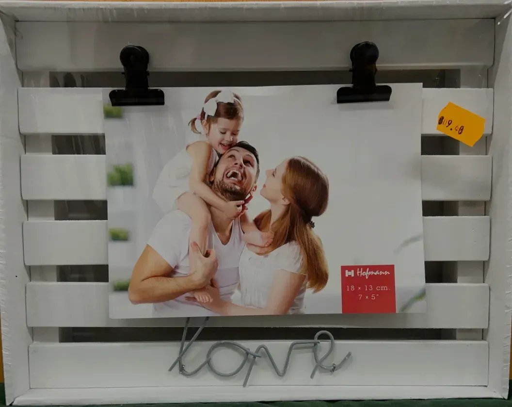 Un marco de fotos con una foto de una familia en él.