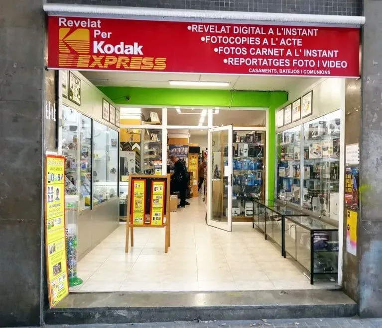 Un escaparate con un cartel de Kodak Express encima.