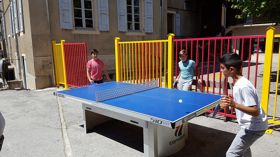 Cour de récréation table de ping-pong