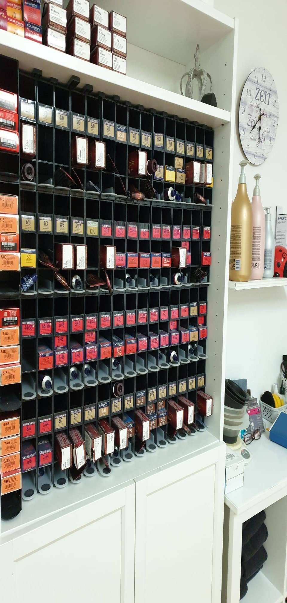 Hairstyling Marty – Haarpflegeprodukte im Regal