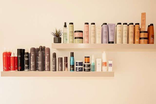 Hairstyling Marty – Wandregal mi Haarpflegeprodukten