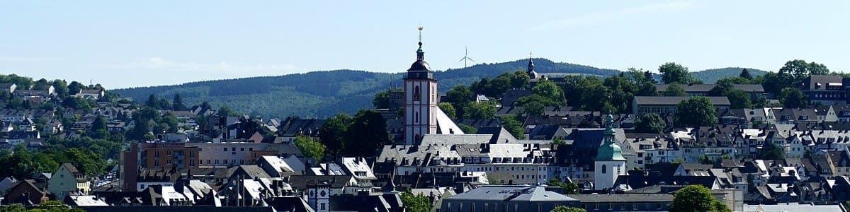 Eine Stadt mit einer Kirche in der Mitte