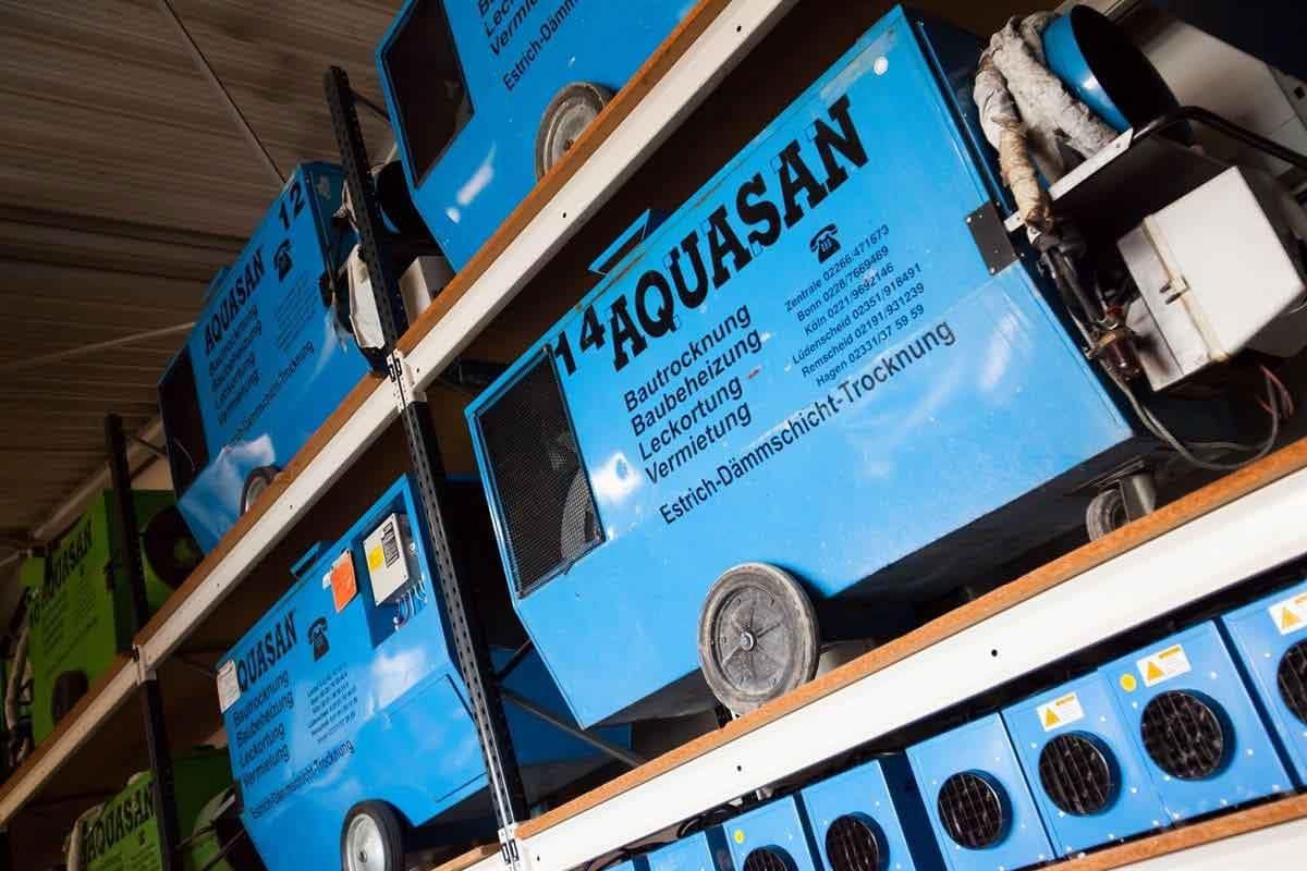 Eine blaue Aquasan-Maschine steht auf einem Regal