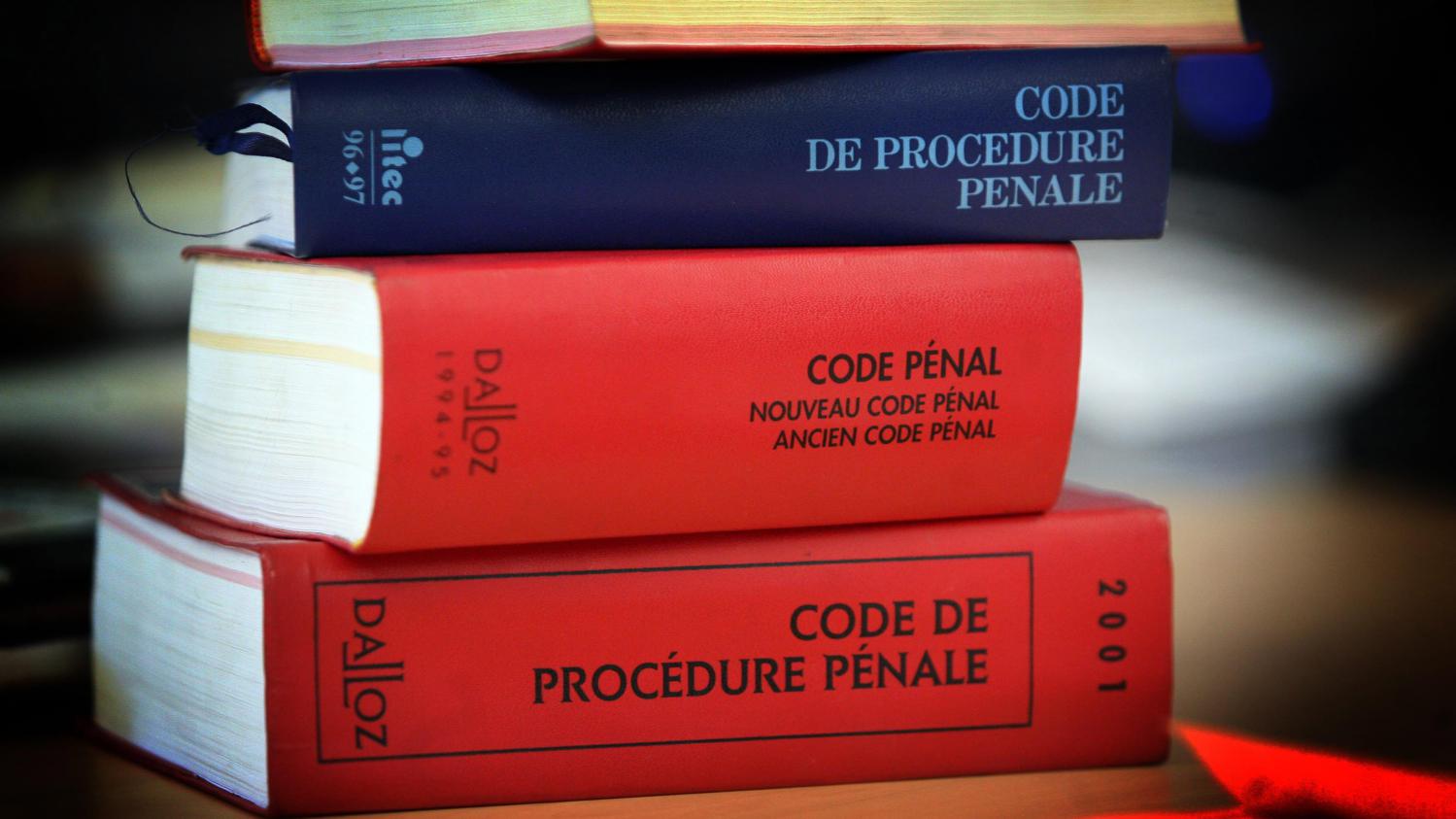 Réunion de l'avocat et de son client avant le procès