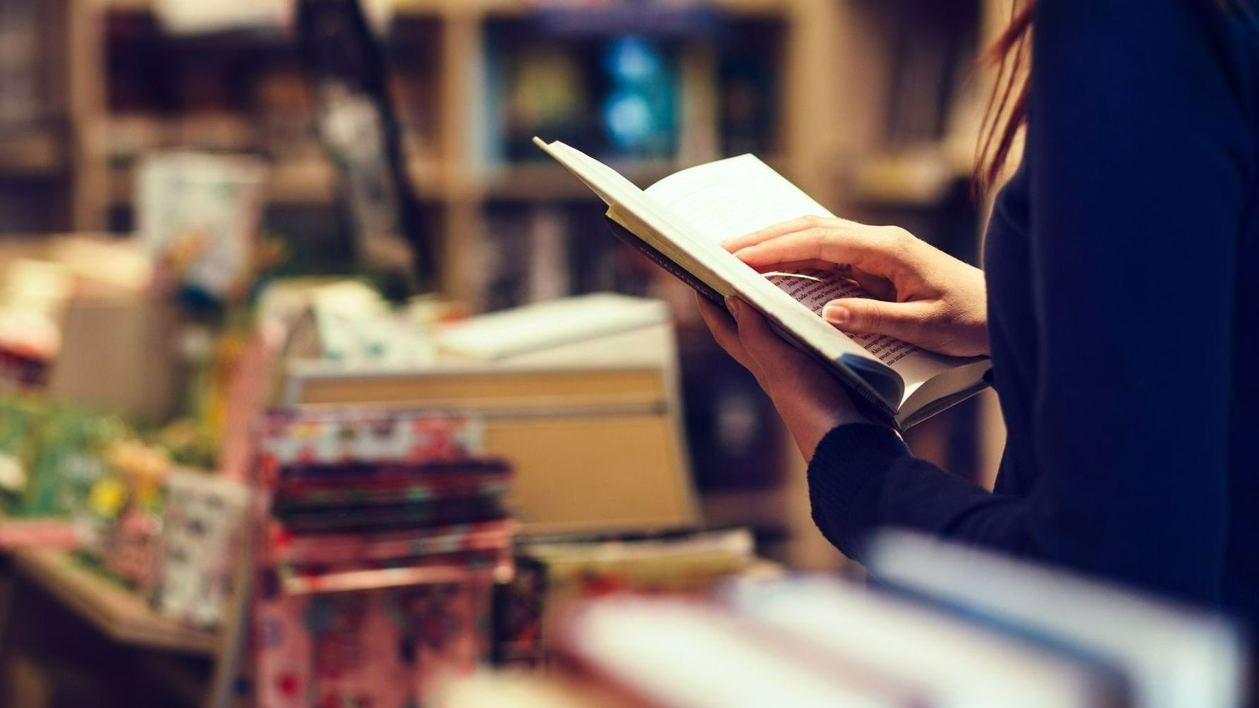 Lecture d'un livre dans une librairie