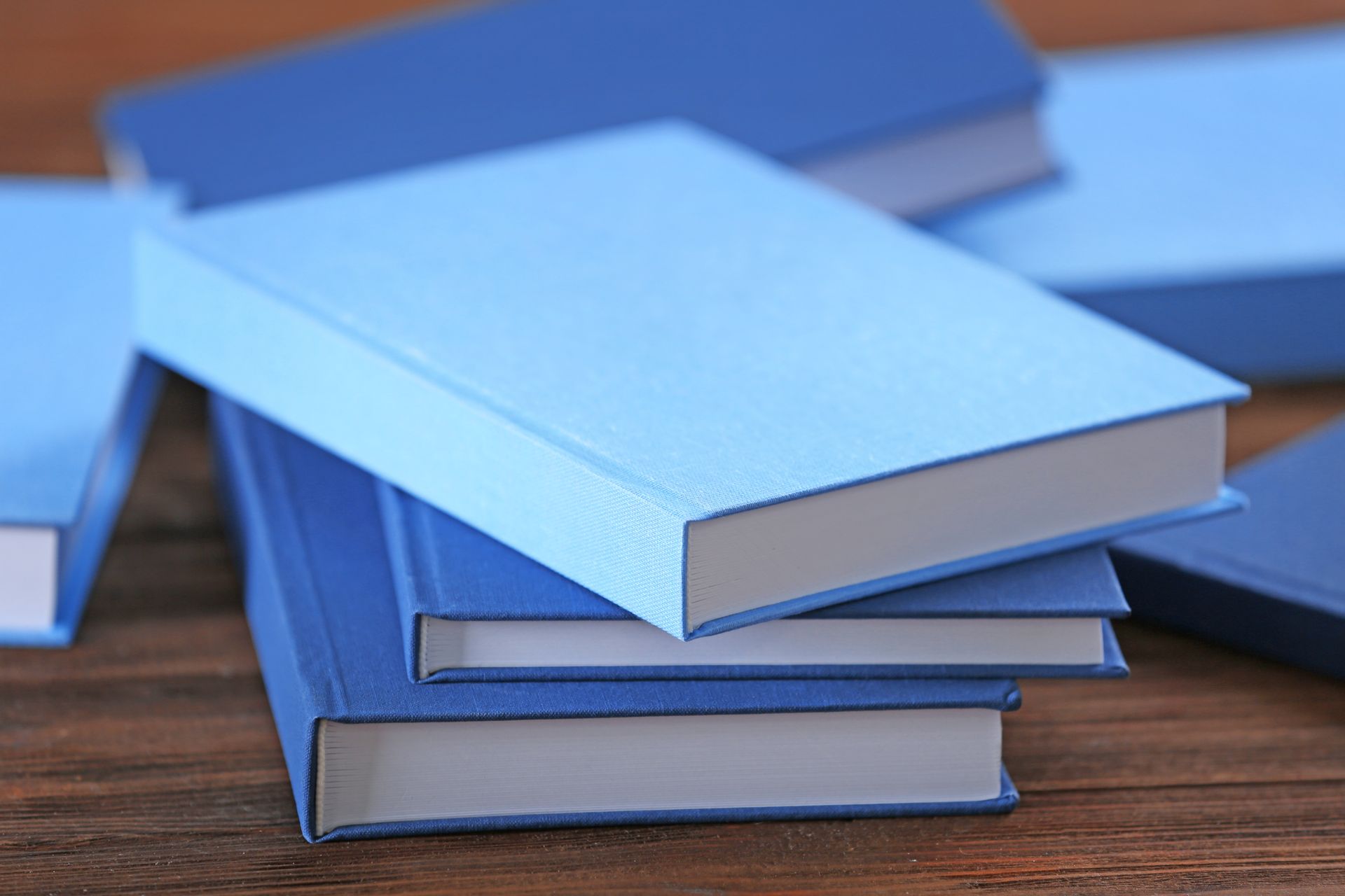 Pile de livres bleus