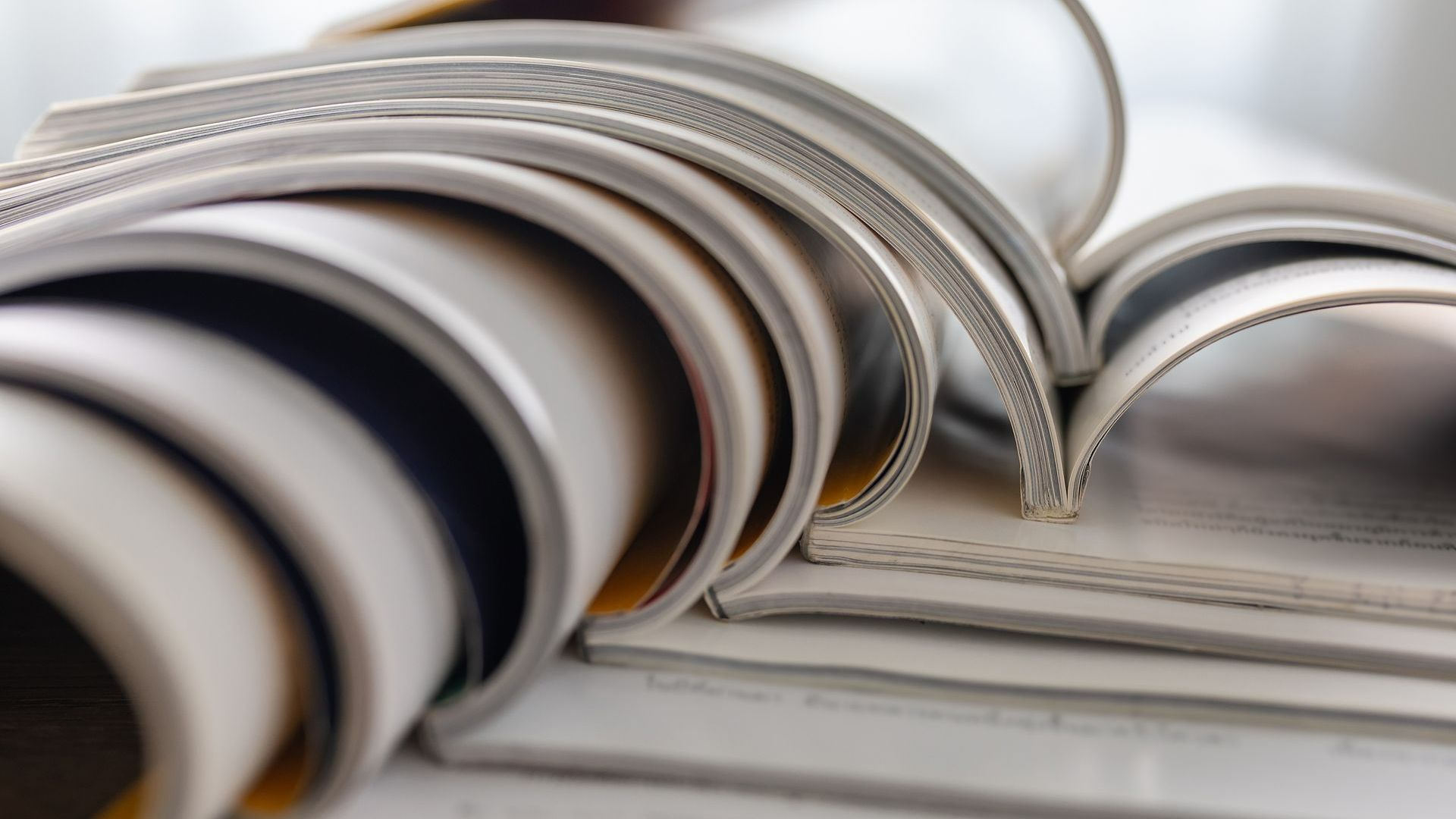 Accumulation de magazines ouverts en leur centre