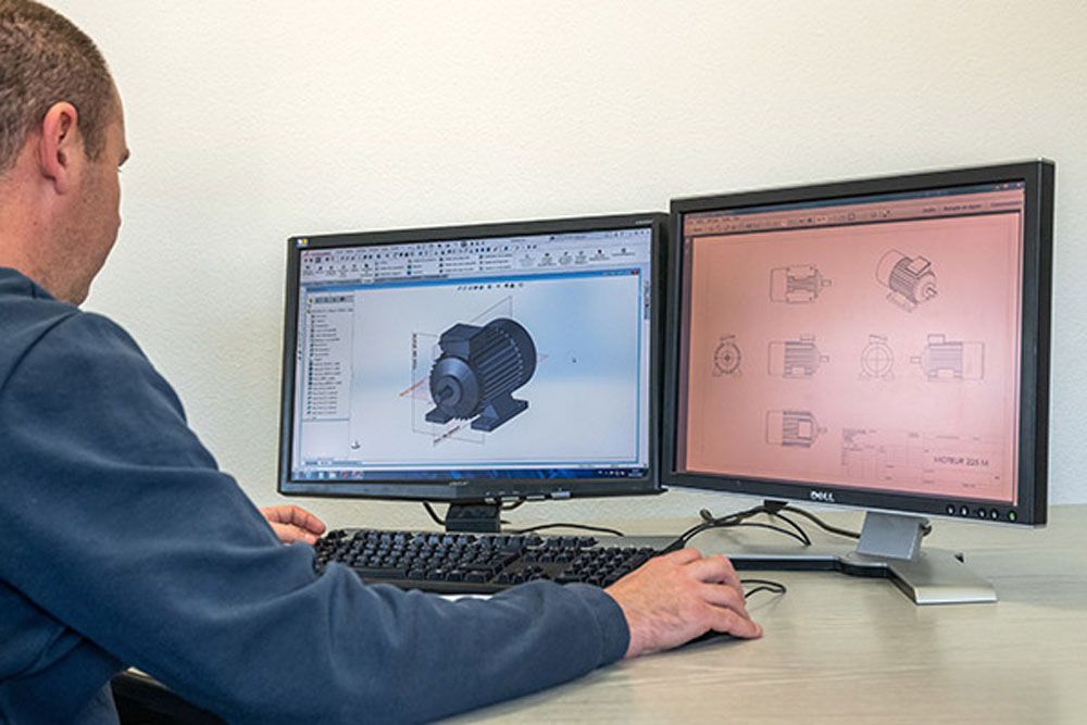 Un ingénieur qui modélise un ventilateur sur son logiciel 3D