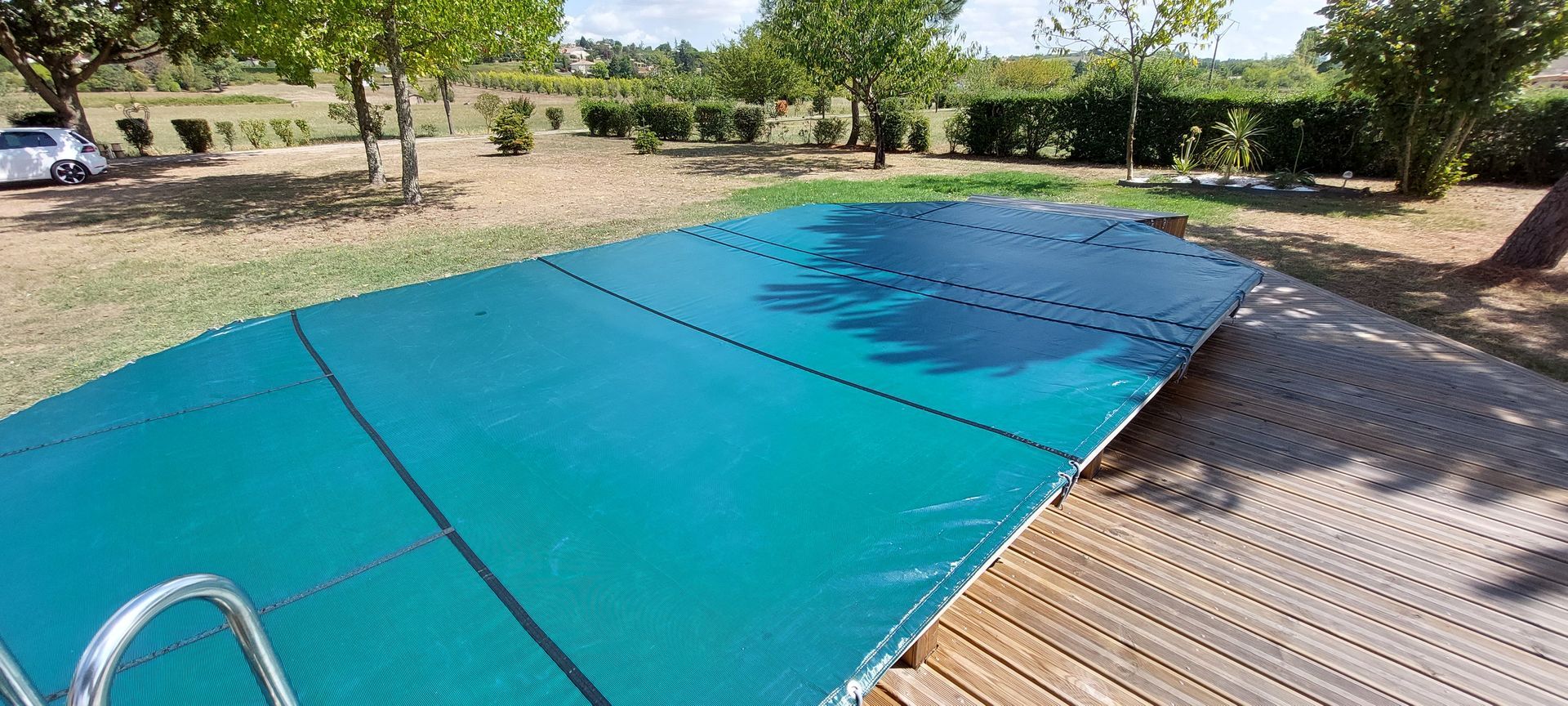 Une bâche de couverture de piscine sur mesure