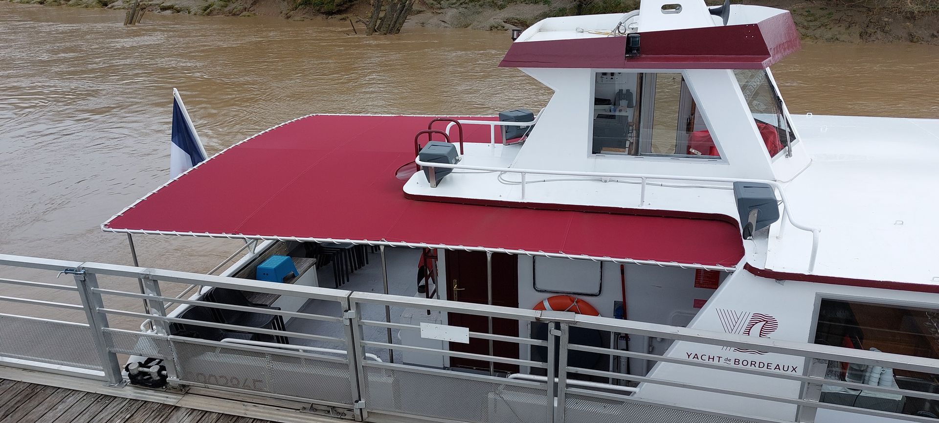 Un taud de bateau rouge