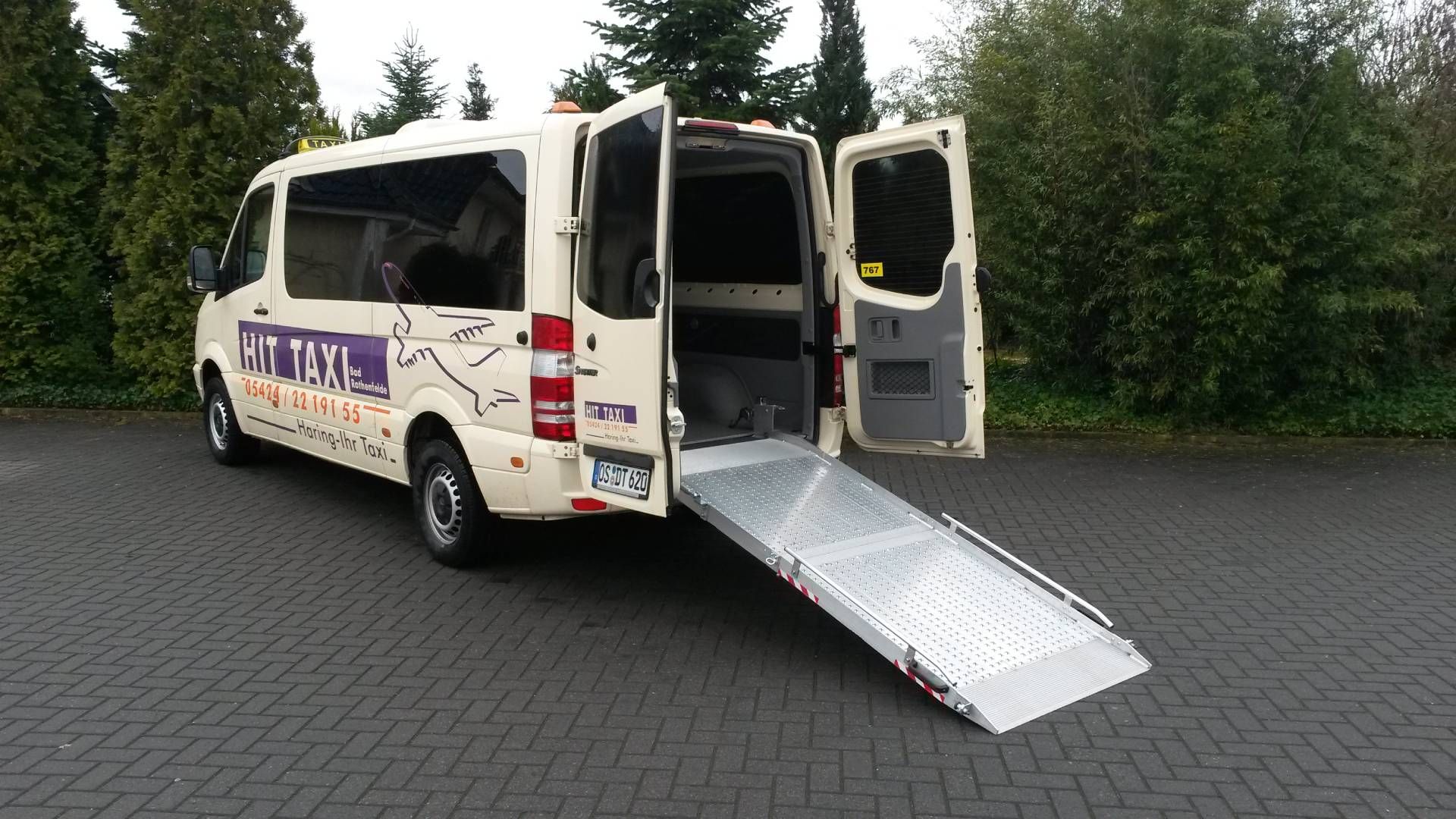 Großraumtaxi mit Rollstuhlrampe