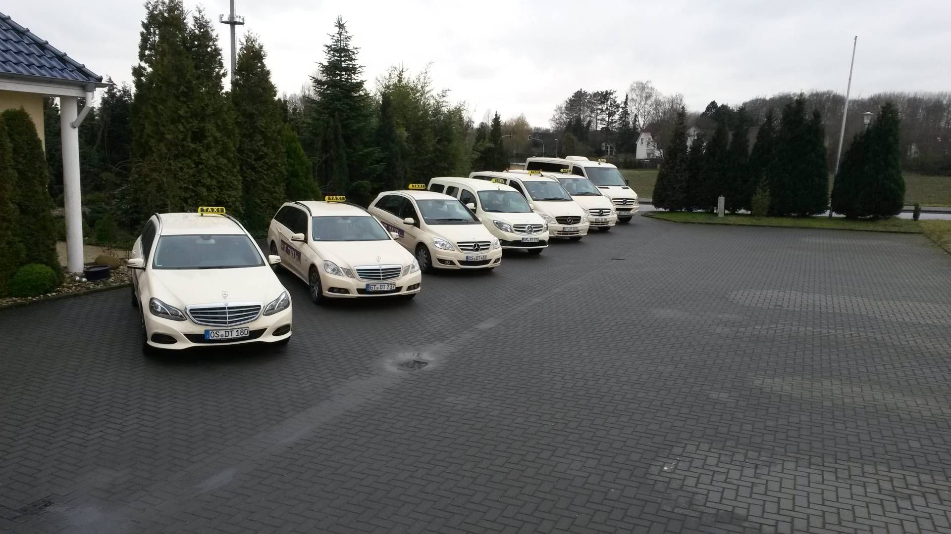 Fahrzeugkolonne von HIT Taxi