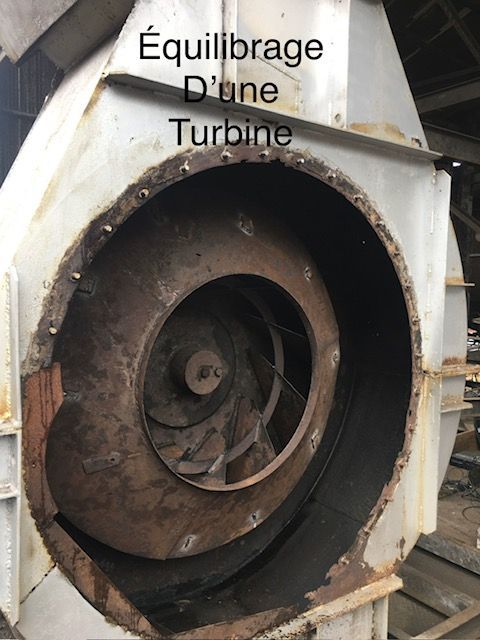 Intérieur de turbine avec pales rouillées.
