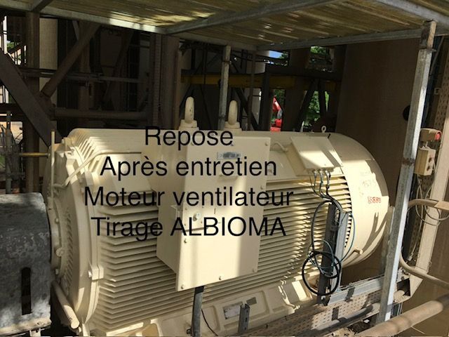 Moteur industriel avec panneau de maintenance français dans un environnement d'usine.