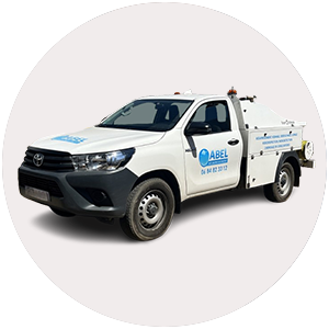 Camionnette utilitaire blanche avec logo ABEL sur la portière, isolée sur fond clair