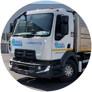 Camion de livraison Abel sur une route, vu de l'avant gauche.