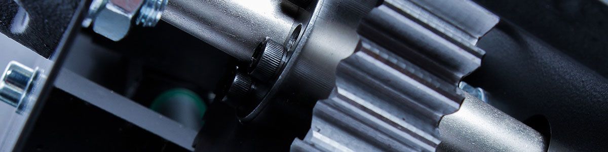 Eine Nahaufnahme eines Metallgetriebes auf schwarzem Hintergrund