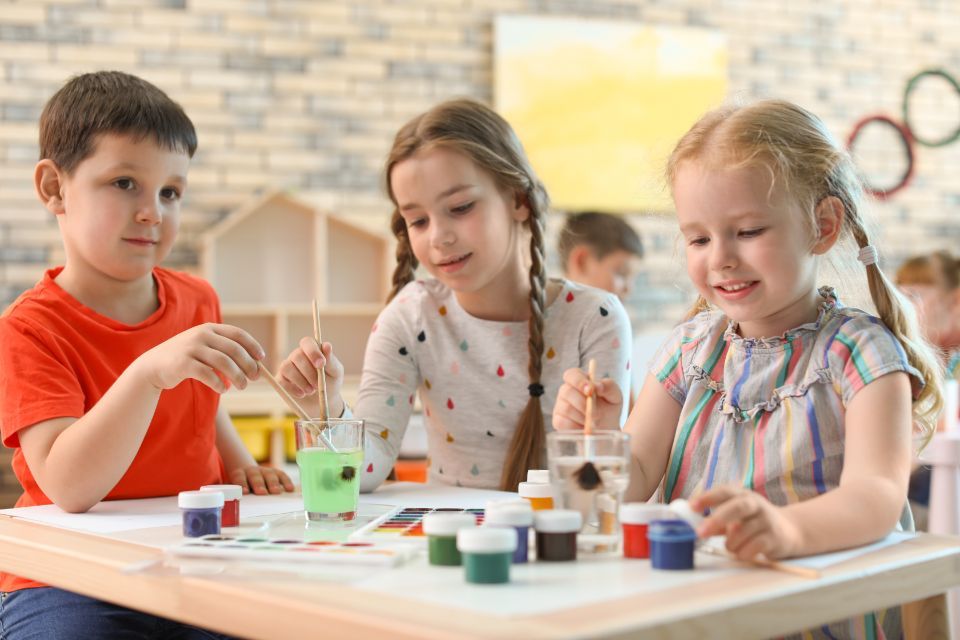 Kinder spielen zusammen