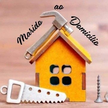 Uma pequena casa amarela com um martelo e uma serra em cima