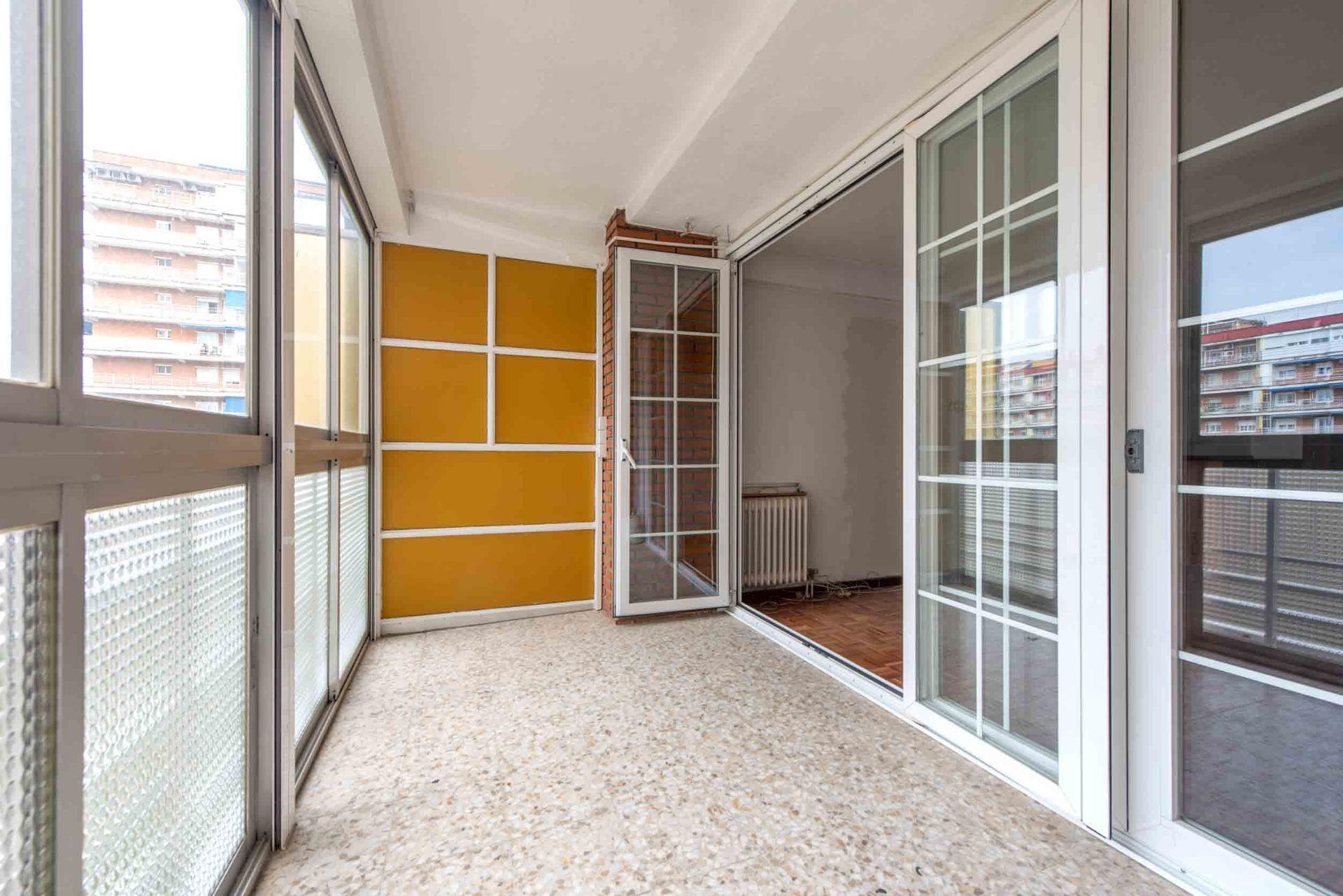 Una gran habitación vacía con muchas ventanas y puertas.