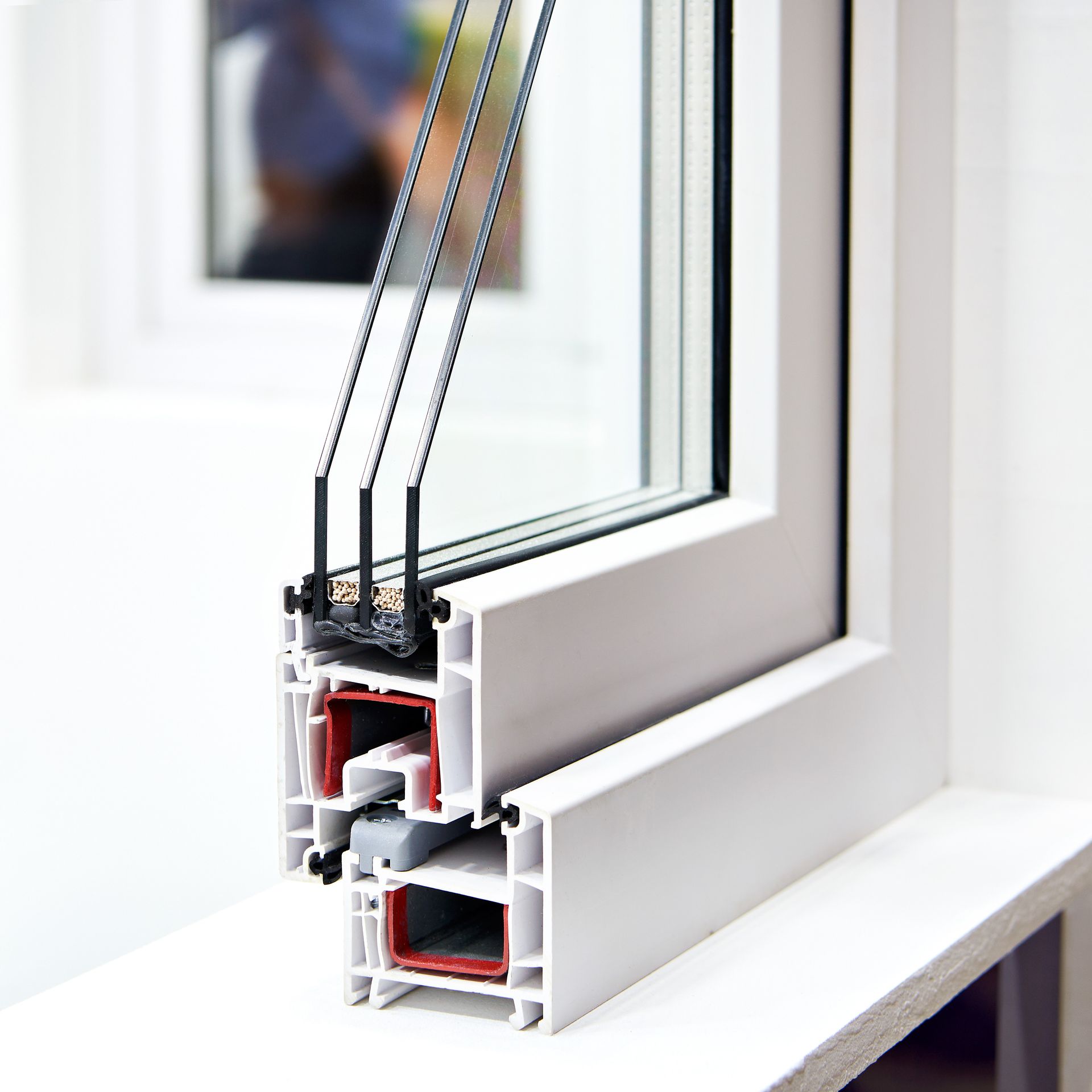 Un primer plano de una ventana con tres capas de vidrio.