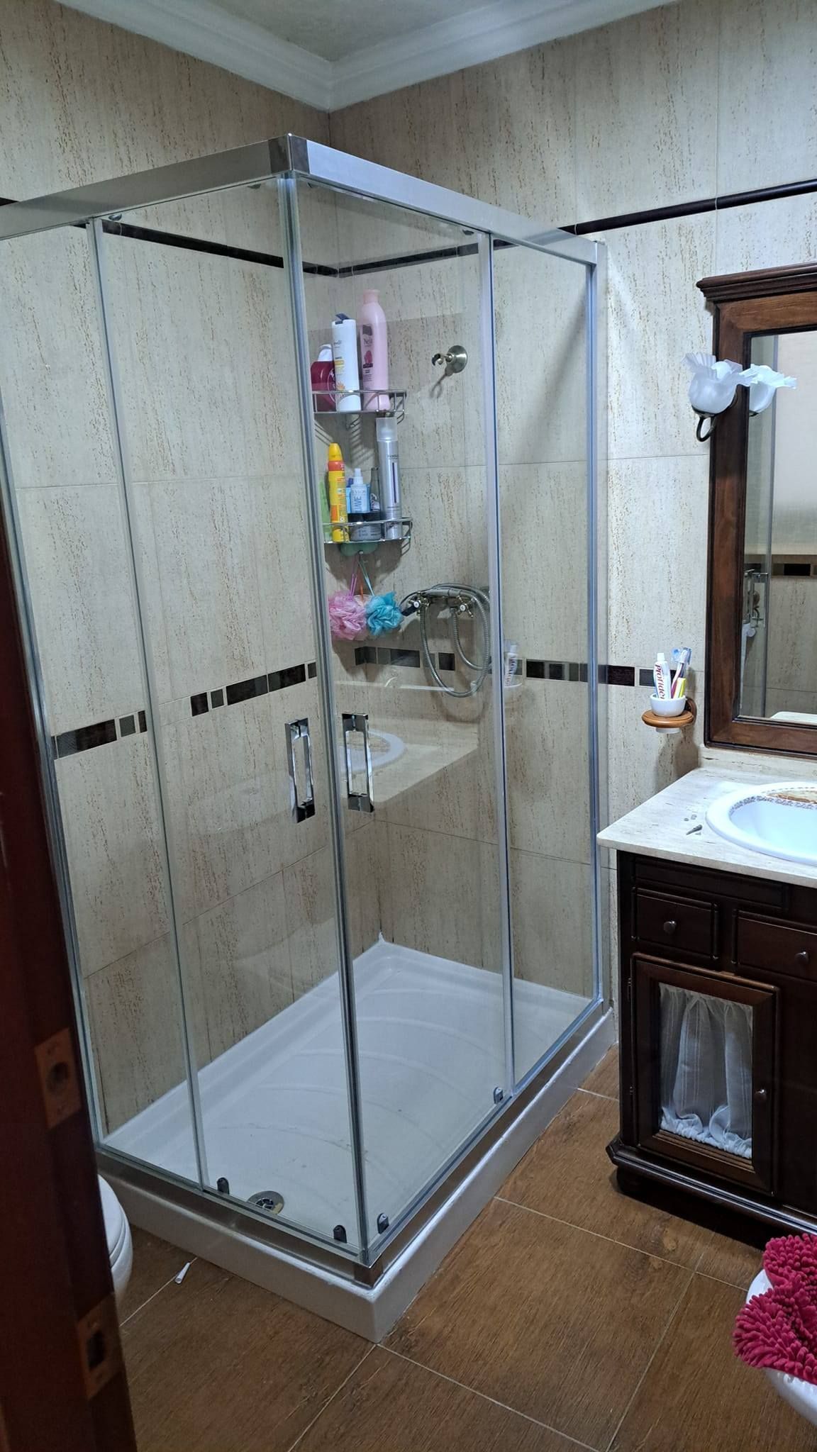 Un baño con ducha y lavabo.