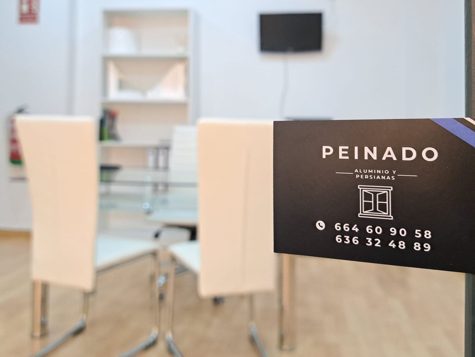 Un cartel en una habitación que dice peinado.