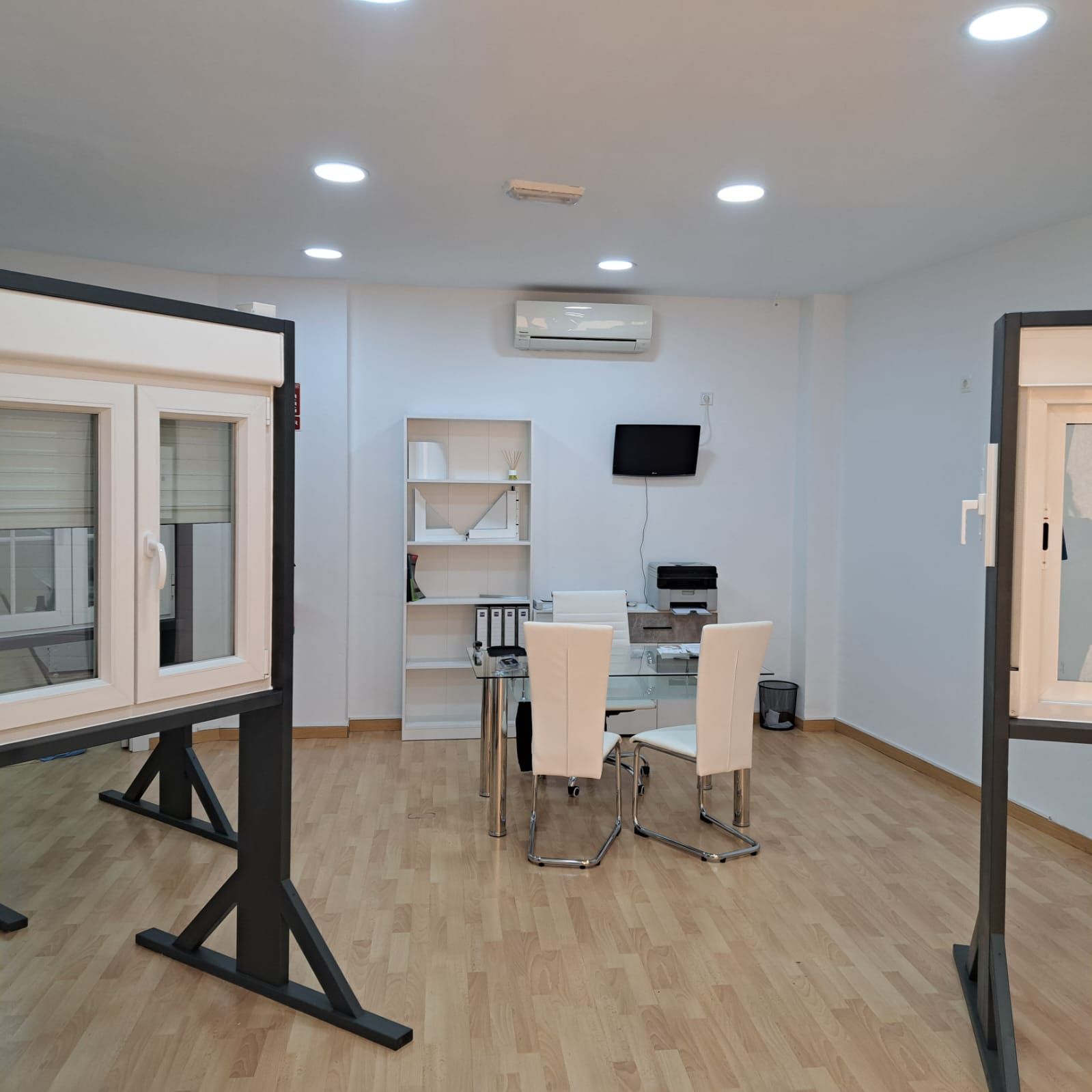 Una habitación con una mesa y sillas.