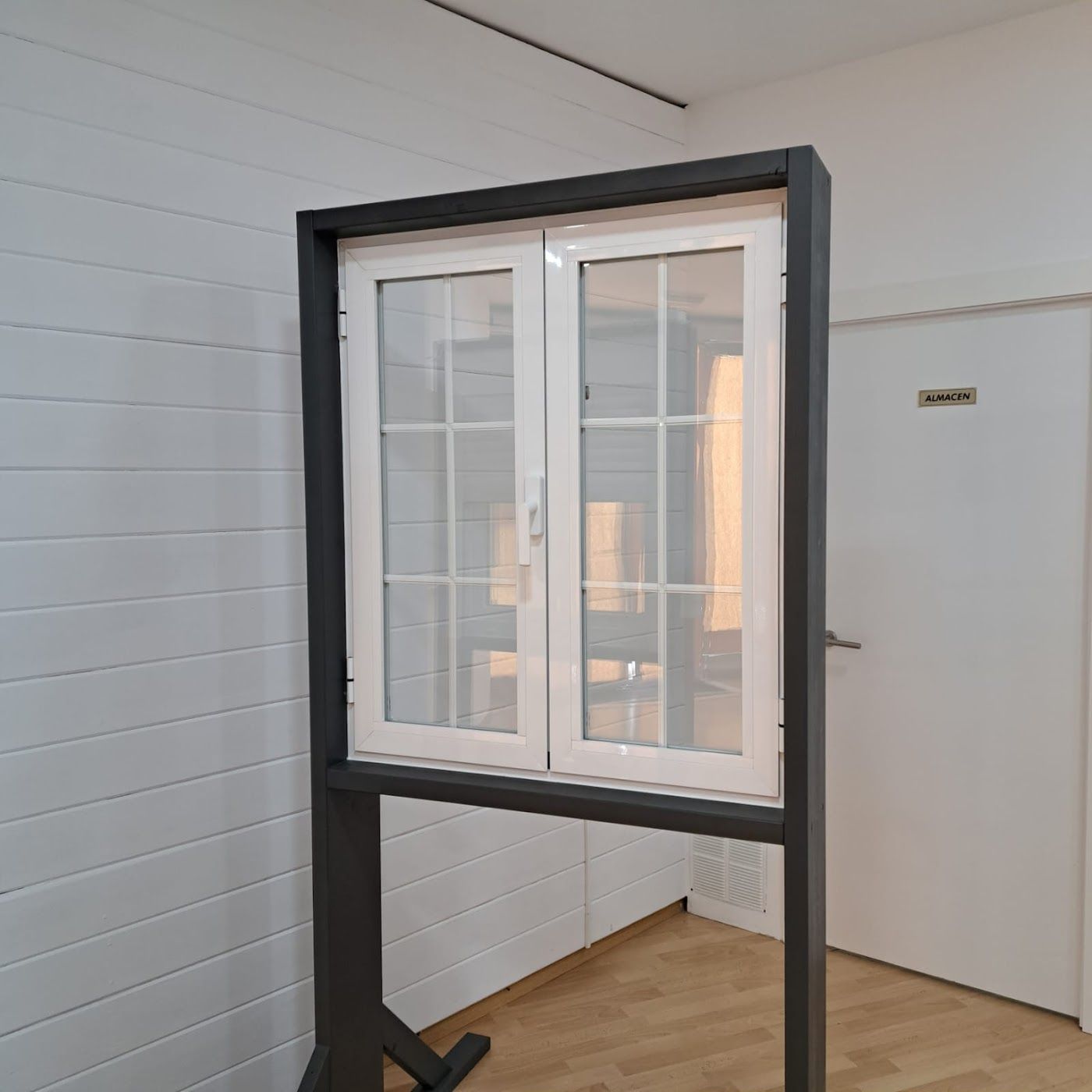 Una ventana blanca con un marco negro en una habitación.