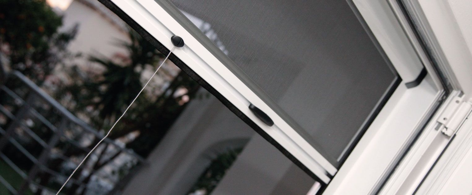 Un primer plano de una ventana con una mosquitera.