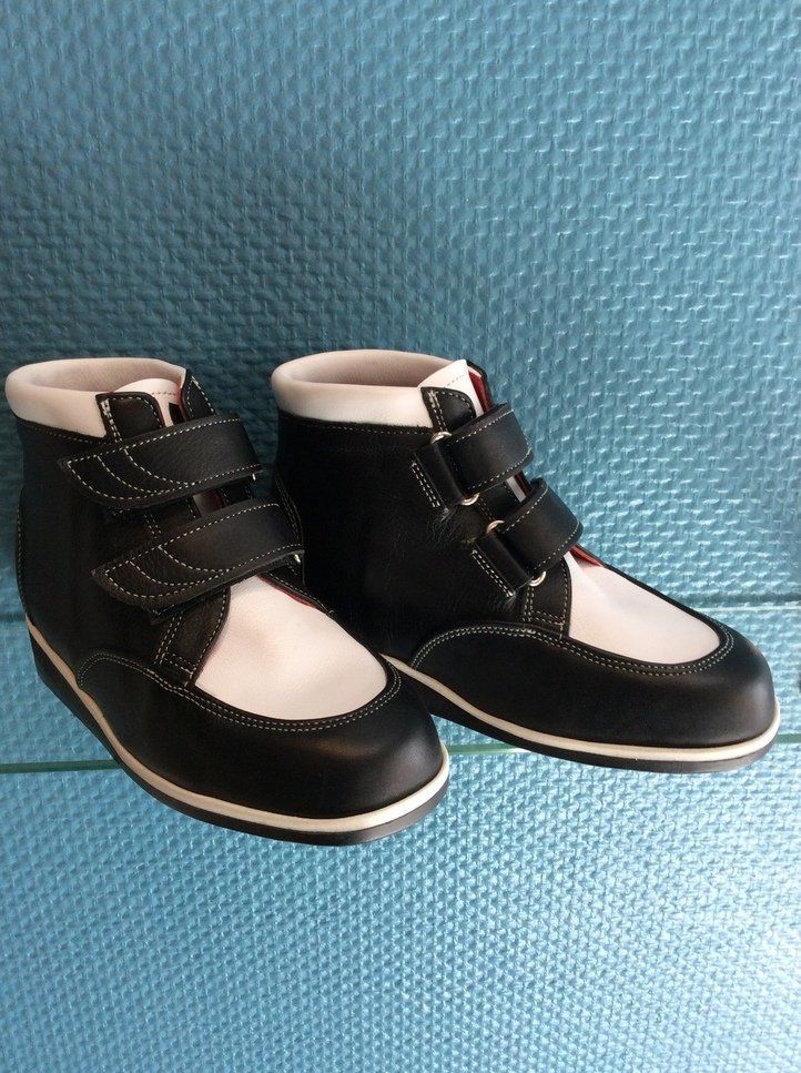 Chaussure montante noir et blanche