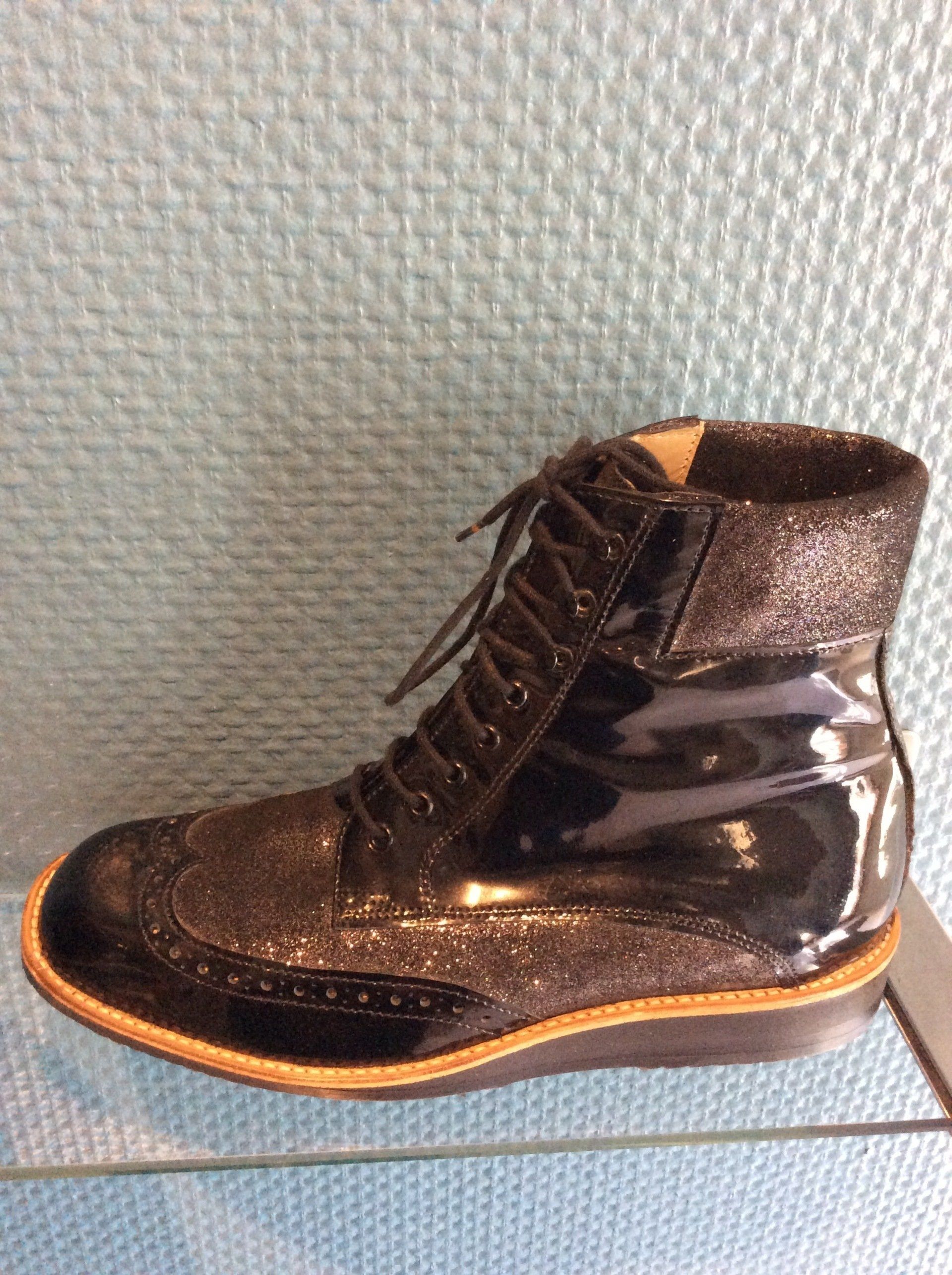 Bottines montantes noires vernies