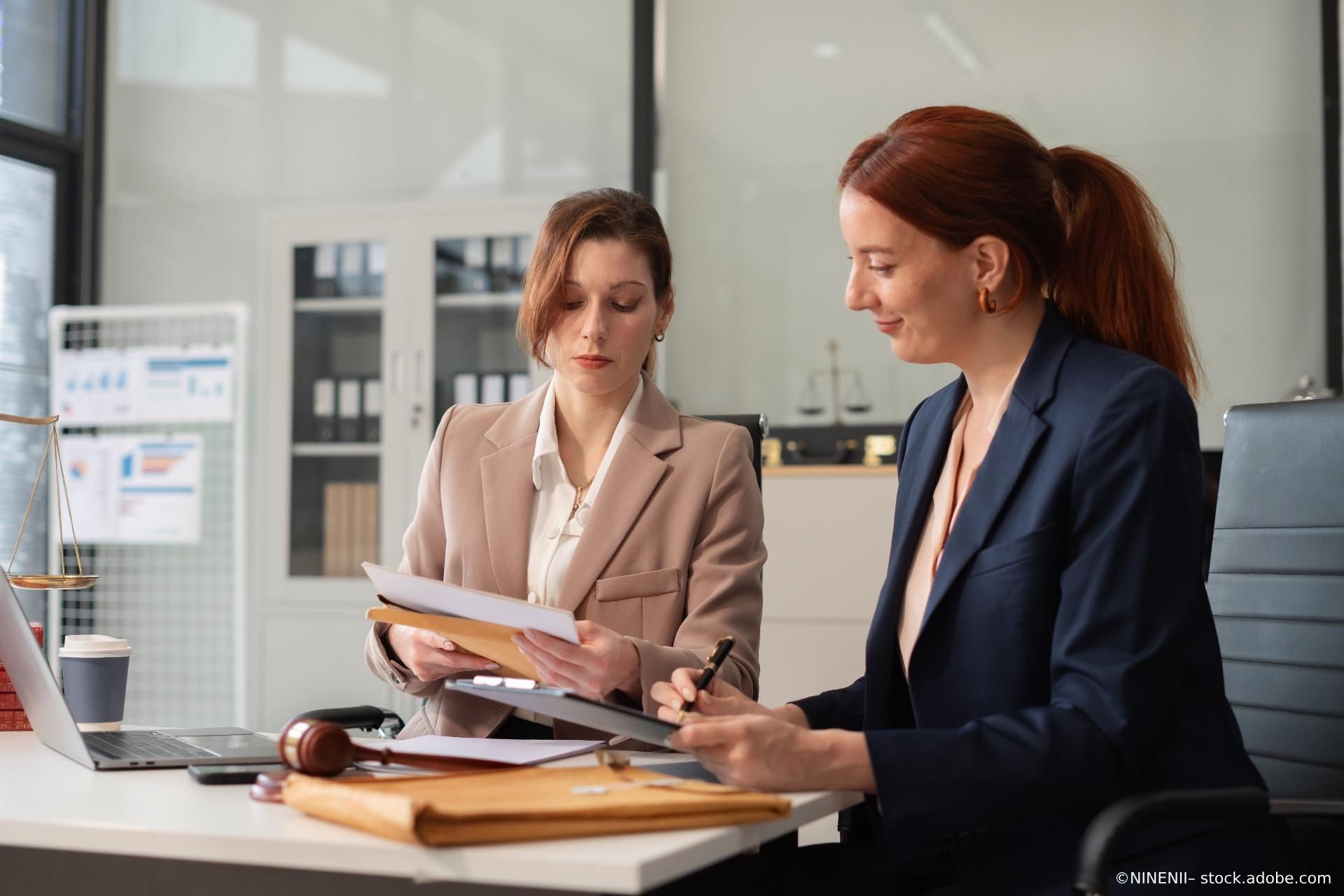 Steuerberaterin berät ihre Mandantin zu ihrer Steuererklärung