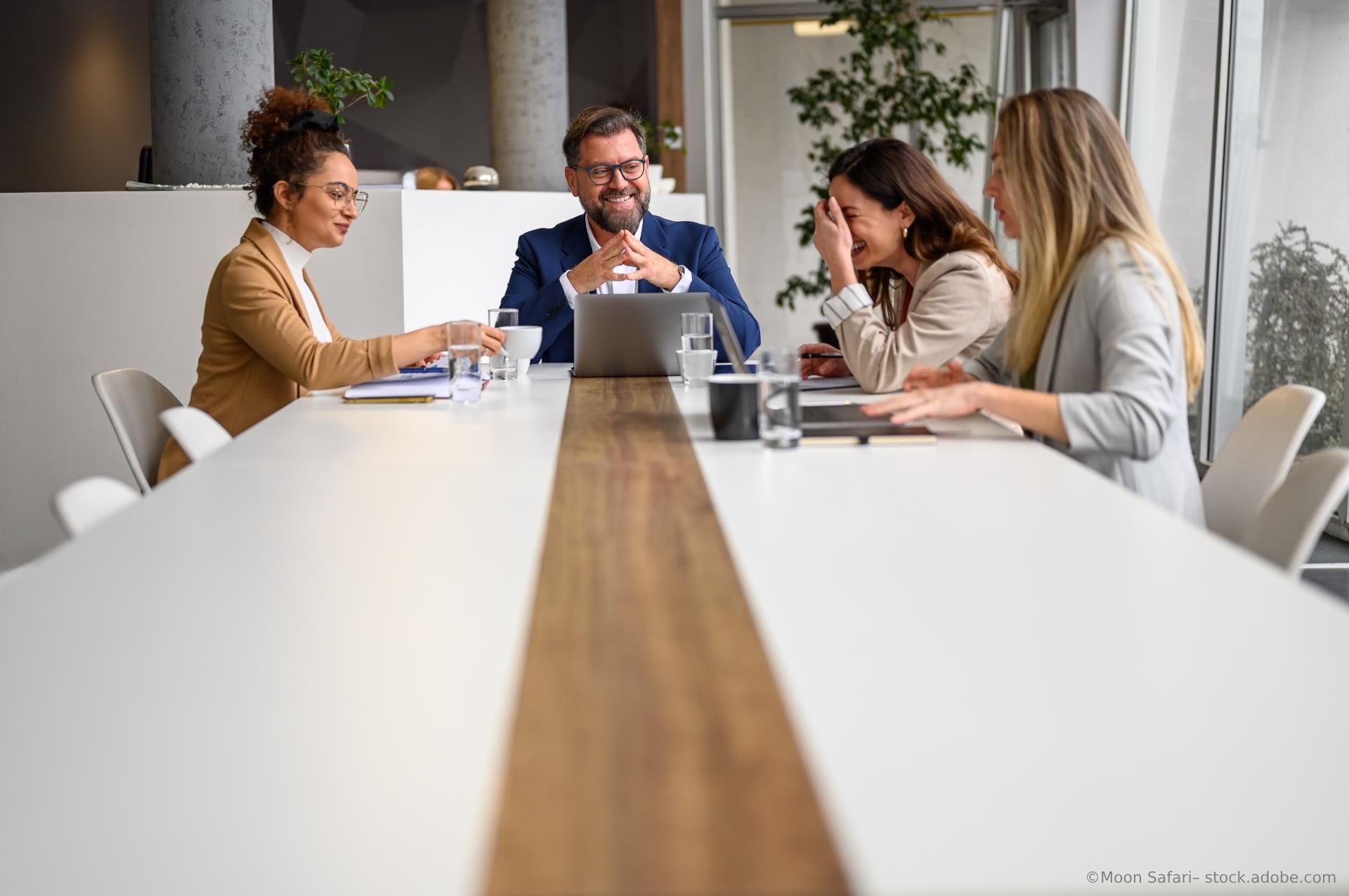 Eine Gruppe von Steuerberatern im Pausenraum der Kanzlei