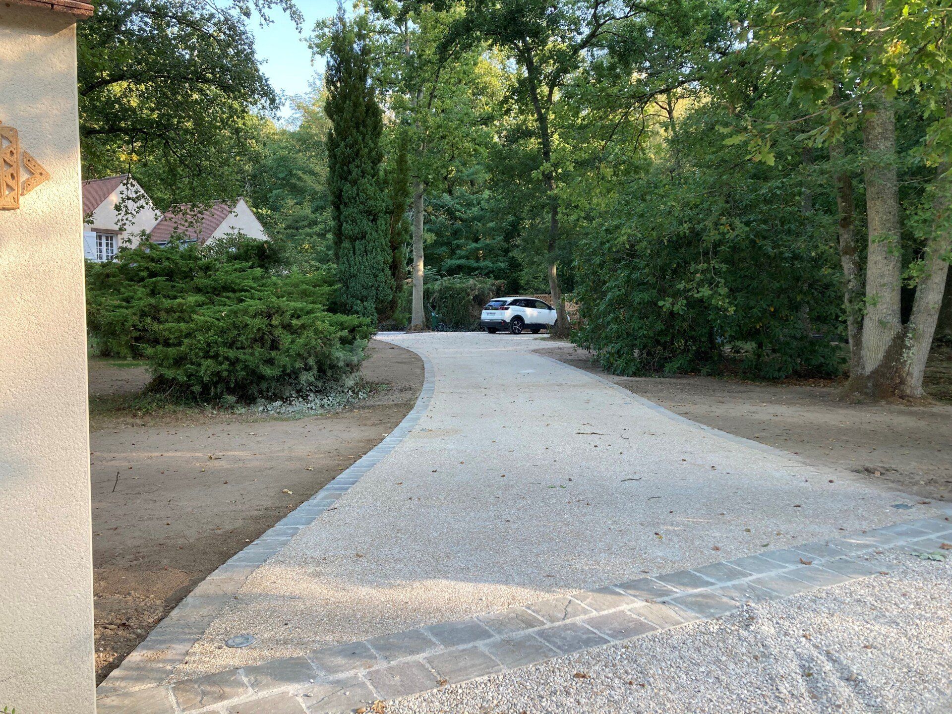 Allée de maison en béton désactivé