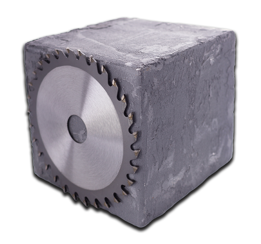Cube de béton avec une lame de scie circulaire devant
