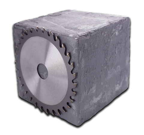 Cube de béton avec une lame de scie circulaire devant