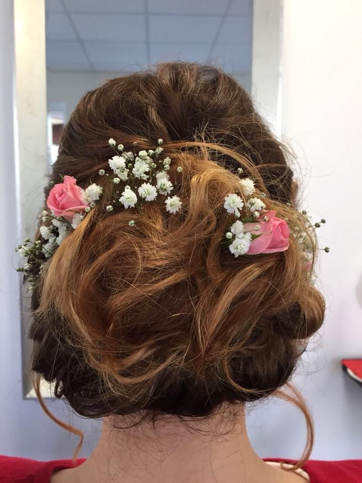 Hochsteckfrisur mit Blumen