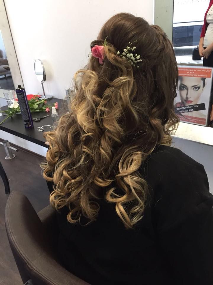Offene Haare mit Blumen