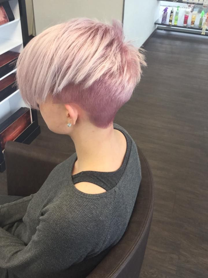 Kundin mit langen Haaren von hinten